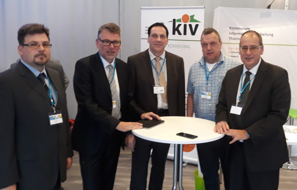 Dr. Hartmut Schubert, Staatssekretär im Thüringer Finanzministerium, informierte sich am Stand der KIV Thüringen GmbH über das Leistungsspektrum des Unternehmens